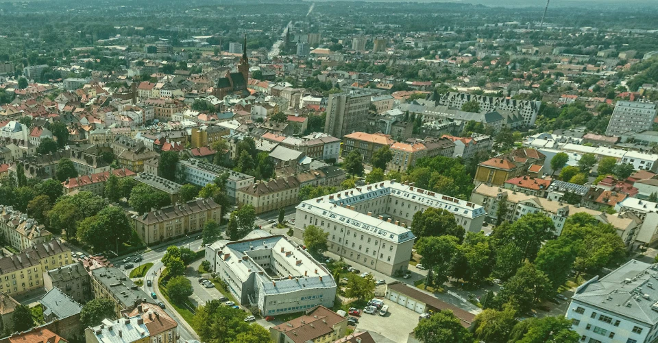 zdjęcie z "lotu ptaka" miasta Tarnów z wieloma budynkami