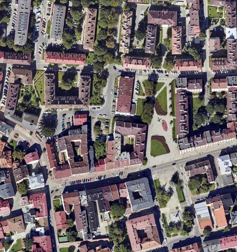 zdjęcie z lotu ptaka miasta Tarnów z wieloma budynkami