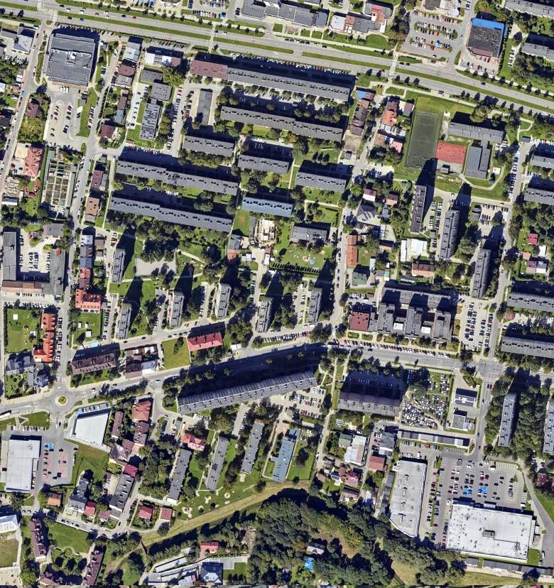 zdjęcie z lotu ptaka miasta Tarnów z wieloma budynkami
